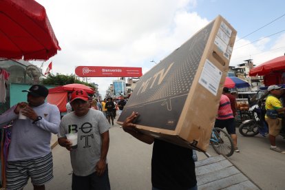 El paso de electrodomésticos como televisores es muy común en la zona limítrofe. Nadie revisa qué hay dentro.