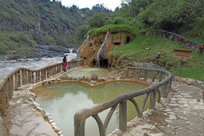 Existen 15 vertientes de aguas minerales que brotan de los volcanes.