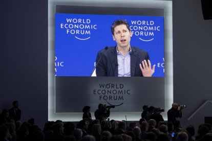 El cofundador de Open AI, Sam Altman, y consejero delegado de la empresa creadora del ChatGPT, durante un debate en el Foro Económico Mundial de Davos (Suiza) este jueves. EFE/EPA/GIAN EHRENZELLER