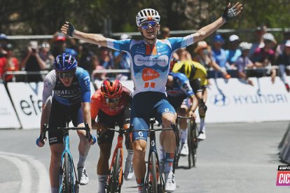 El joven corredor británico de 21 años Oscar Onley (DSM Firmenich) fue el más fuerte en la subida a Willunga Hill y se impuso en la quinta jornada.