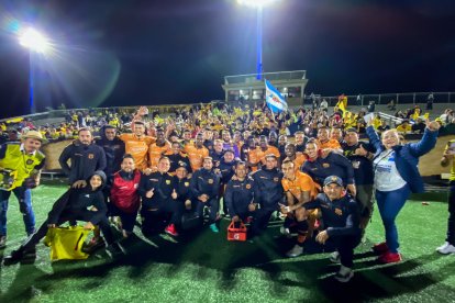 Toda la plantilla de Barcelona luego de ganar a Sporting Cristal y teniendo mucha hinchada presente.