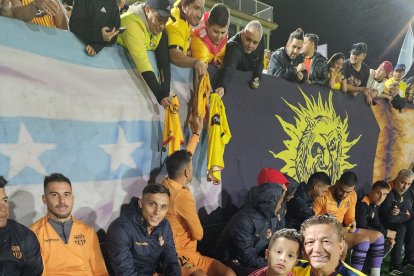 El asambleísta Alfredo Tamayo, en la cancha del  TED Hendricks Stadium  junto a los integrantes de Barcelona, fue la fiesta del fútbol.