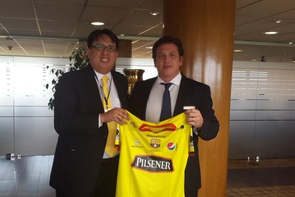 Jorge Reinoso, ex abogado de Barcelona cuando entregó la camiseta del ídolo a Alejandro Domínguez, presidente de Conmebol.