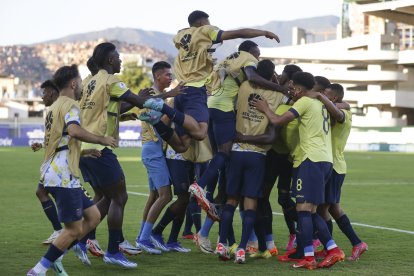 Jugadores de Ecuador celebran un gol de Yaimar Medina (centro) contra Colombia en el Torneo Preolímpico Sudamericano Sub-23.