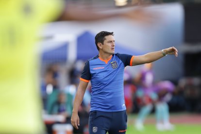 El seleccionador de Ecuador Miguel Bravo dirigiendo ante Colombia en un partido del Torneo Preolímpico Sudamericano Sub-23 en el estadio Nacional Brígido Iriarte en Caracas (Venezuela).