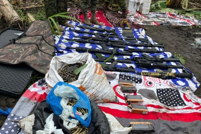 Unos fusiles, cartucheras y municiones entre las evidencias decomisadas.