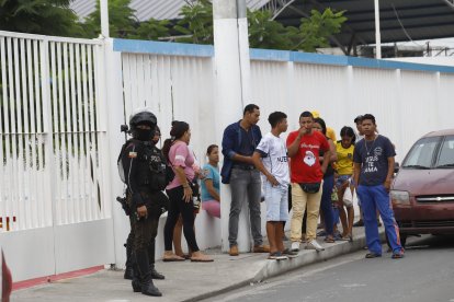 Familiares de los detenidos estuvieron pendientes del proceso policial y militar.