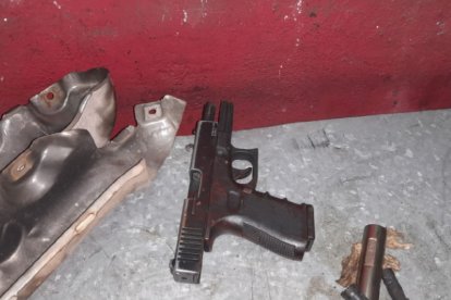 El arma la encontraron en una mecánica junto a la motocicleta.