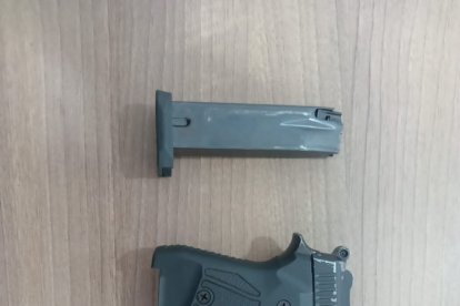 Esta pistola fue encontrada en posesión de los atacantes.