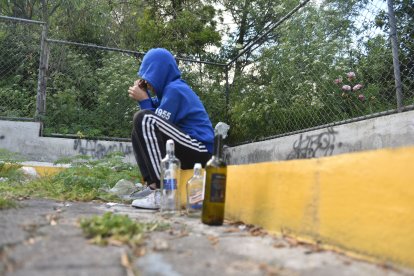 Los bebedores se acomodarían en veredas para ‘pegarse’ sus tragos.