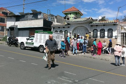 Por varias horas, los vecinos esperaron hasta que trasladaran los animales al albergue municipal en Ambato.