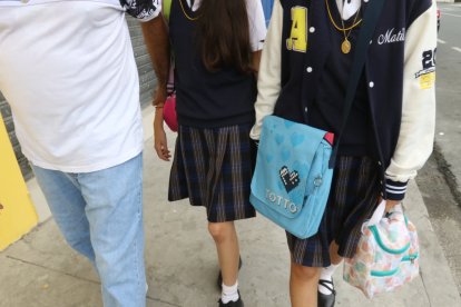 Los estudiantes llevaban solo un pequeño bolso donde guardaban solo un cuaderno.