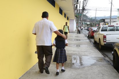 En Guayaquil, padres de familia llegaron antes de la hora de salida.