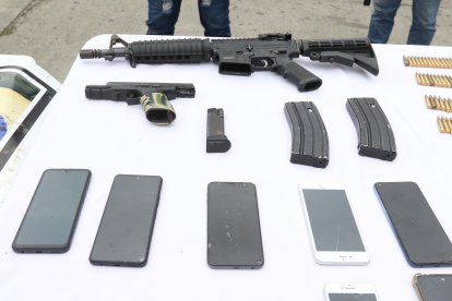 El fusil hallado en poder de los delimcuentes.