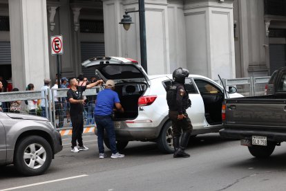 Los vehículos fueron revisados por agentes de la Policía Nacional en la avenida Malecón.