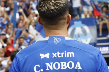 Un emocionante recibimiento le dieron los hinchas azules.