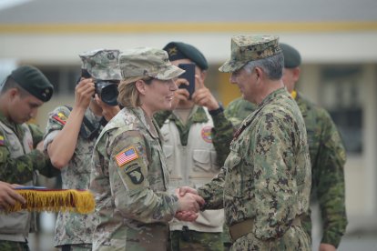 La general Laura Richardson, del Comando Sur, fue quien oficializó la entrega al almirante Jaime Vela.