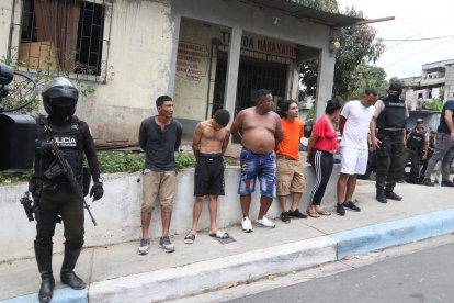 Estas seis personas fueron detenidas por el secuestro de un ciudadano y robo de su moto.