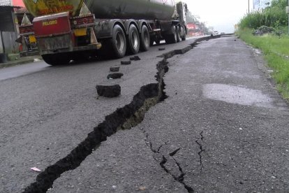 Se registró un hundimiento en la carretera.