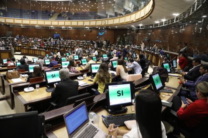 Cien asambleístas votaron a favor de la censura a Bernal.
