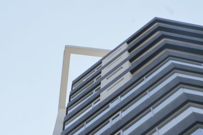 El pedazo de concreto cayó desde este edificio.