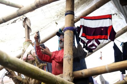 La señal telefónica es algo que escasea en el sitio del suceso.