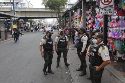 Referencial. Agentes policiales en patrullajes en la Bahía.