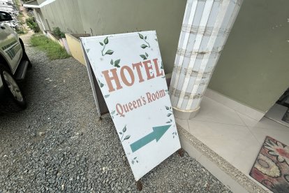 Este letrero está ubicado en los exteriores del sitio de hospedaje.