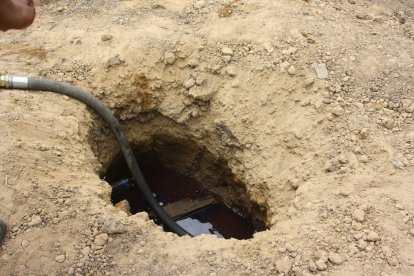 El orificio por donde estaba jalando el combustible,