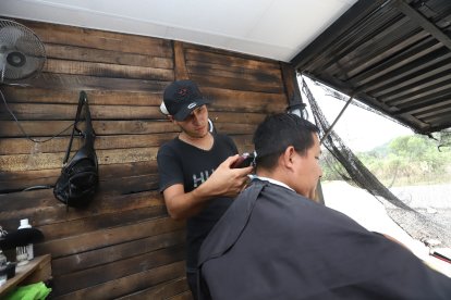 La peluquería de Yende llama la atención por estar ubicada dentro de un contenedor.