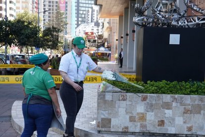 Vecinos se acercaron a dejar flores en el sitio en el que murió Jorge Luis Salguero
