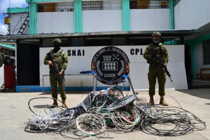 Todo un cablerío fue desmontado por los militares en cárcel de Loja.