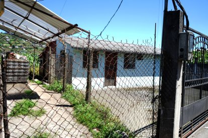 La casa en la que ocurrieron los hechos se encuentra deshabitada. En esta maternidad está internado el recién nacido con graves problemas de salud.