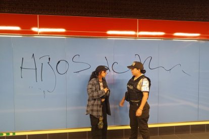 Una joven fue atrapada mientras escribía palabras obscenas en una de las paredes.