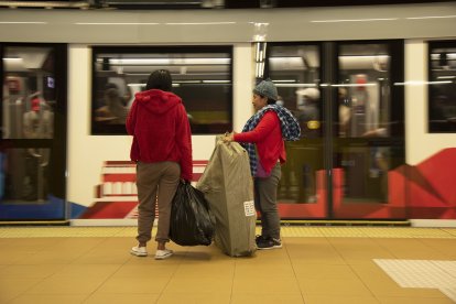 Una de las faltas leves es ingresar con paquetes que superen los 60 centímetros cuadrados.