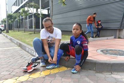 Verónica Palacios ayuda a su hijo Jadier Bazán antes de que salte a la cancha.