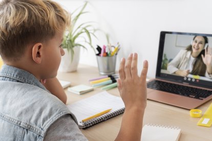 Hacer preguntas y participar en las discusiones puede ayudarle al niño a mantenerse comprometido y a mejorar la comprensión del material.