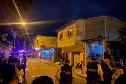 Una fémina quedó sobre la vereda tras alcanzada por los disparos.