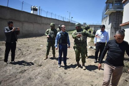 Los militares siguen con la revisión de la cárcel de Ambato.