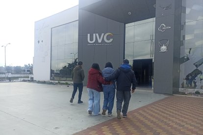 La hija de las víctimas fue llevada por sus amigos hasta la Fiscalía en Ambato.