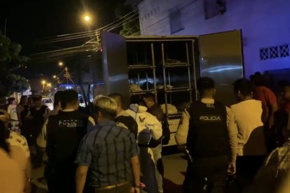 Los agentes encontraron unos cuerpos dentro de una casa.