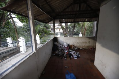 La basura se acumula dentro la UPC. El hedor es insoportable.