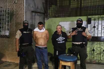 Dos hombres fueron detenidos con un arma de fuego y una moto robada