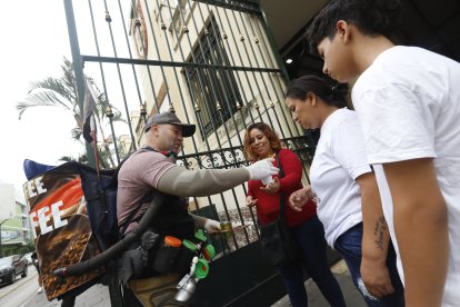 El barista Luis Cornee en plena venta de café.
