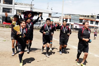 Santiago Cevallos (d) durante la celebración por el bicampeonato.
