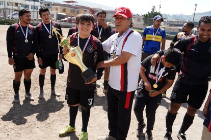El juvenil Damián Calvopiña jugó la final y recibió el trofeo de campeones.