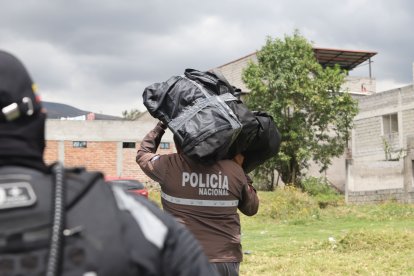 El coche donde fue encontrado el cuerpo fue parte de las evidencias recabadas.