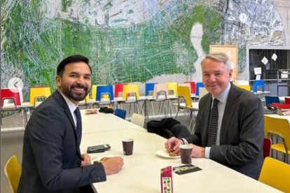 Nexas Antonio Flores junto a su esposo Pekka Haavisto.