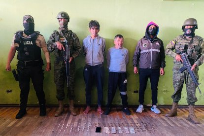 Dos hombres fueron aprehendidos por las Fuerzas Armadas en Ambato.