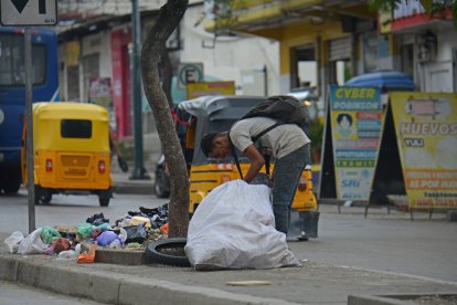 Recicladores de desechos urgando y desordenando la basura.